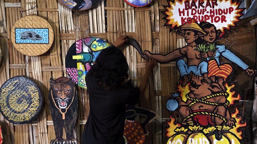 Komunitas Serikat Mural Surabaya Ubah Kardus Bekas Menjadi Wayang - Bagian 4