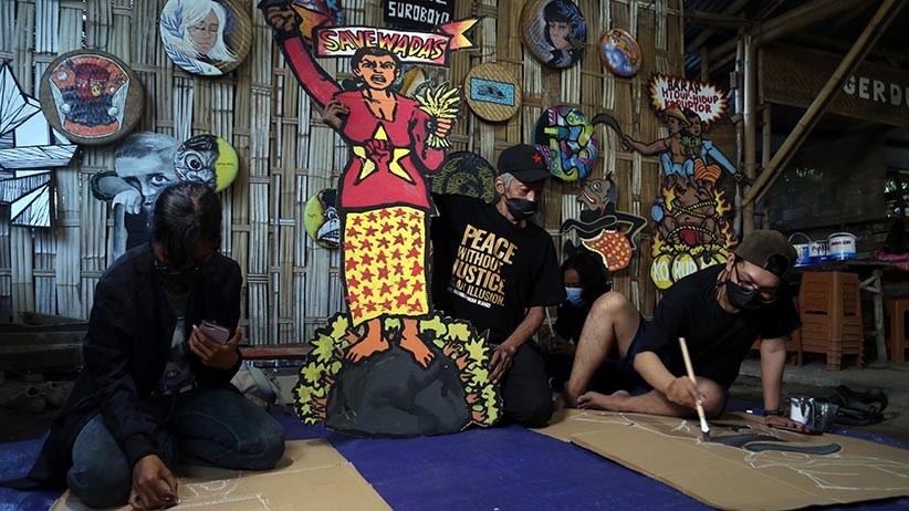 Komunitas Serikat Mural Surabaya Ubah Kardus Bekas Menjadi Wayang - Bagian 1