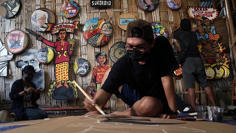 Komunitas Serikat Mural Surabaya Ubah Kardus Bekas Menjadi Wayang - Bagian 2
