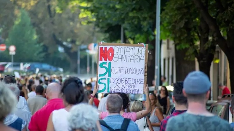 Kelompok Antivaksin Italia Semakin Berani, Ancam Serangan Bersenjata di Aksi Unjuk Rasa