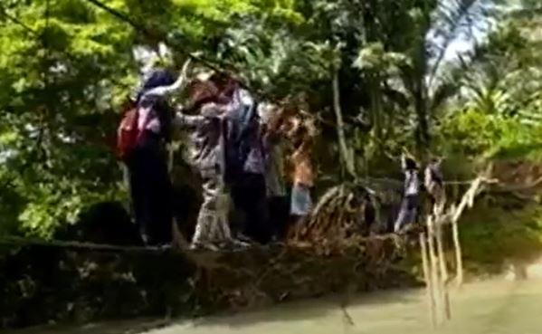 Demi PTM, Siswa di Luwu Bertaruh Nyawa Bergelantungan Lintasi Jembatan Tambang