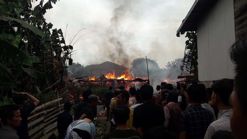 title Kebakaran di Jambi Diduga akibat Kompor Meleduk, 2 Rumah Ludes Dilalap Api Kebakaran di Jambi Diduga akibat Kompor Meleduk, 2 Rumah Ludes Dilalap Api