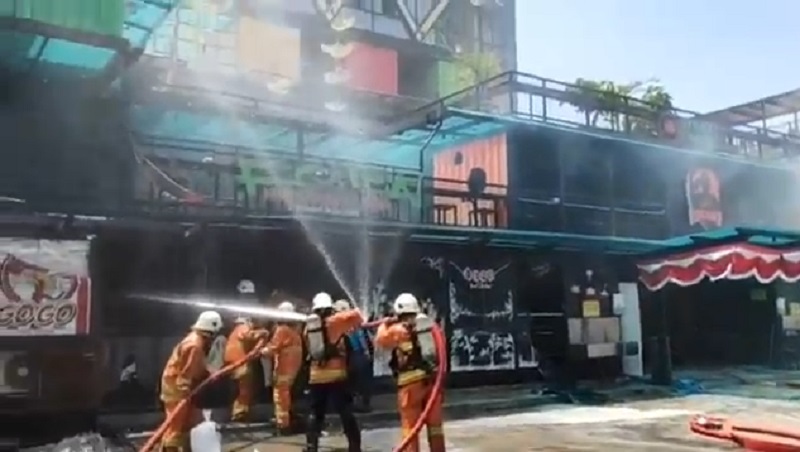 title Kafe di Surabaya Hangus Terbakar Gegara LPG Bocor, 1 Penjaga Pingsan Kafe di Surabaya Hangus Terbakar Gegara LPG Bocor, 1 Penjaga Pingsan