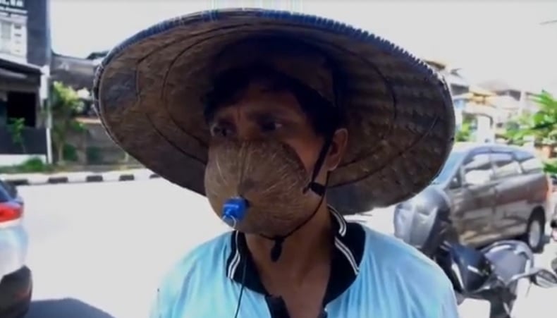 Pakai Masker Dari Batok Kelapa, Juru Parkir Ini Kena "Tegur"