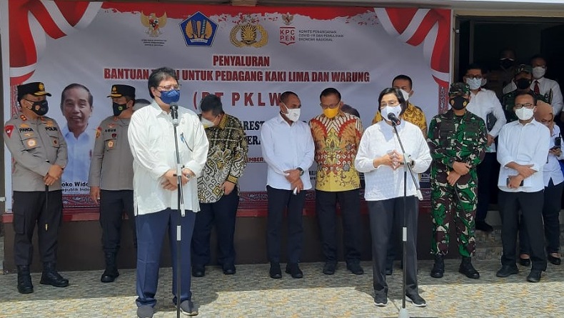 Menko Airlangga dan Sri Mulyani Salurkan Bantuan Tunai di Medan, Pedagang Dapat Rp1,2 Juta