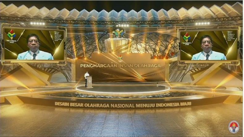 Kemenpora Beri Penghargaan Insan Olahraga Nasional untuk Rektor UNS 