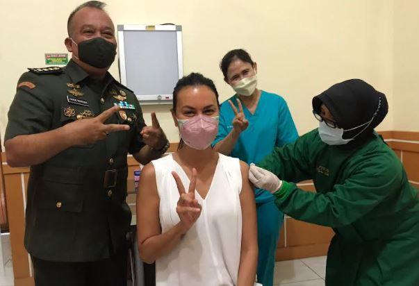 title Tuntaskan Vaksin Covid-19 di Bali, Sophia Latjuba: Ternyata Tidak Sakit Tuntaskan Vaksin Covid-19 di Bali, Sophia Latjuba: Ternyata Tidak Sakit