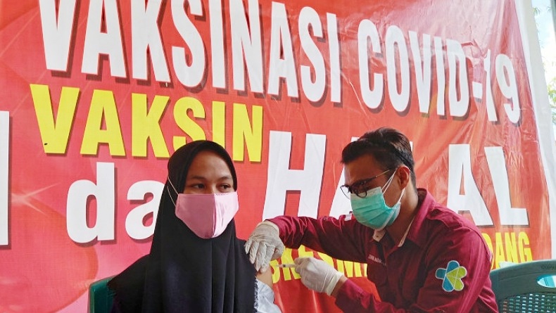 Warga Antusias Ikut Vaksinasi Covid-19 di Lapangan Taruna Gorontalo