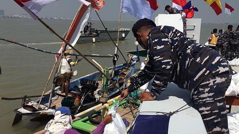 HUT ke-76, TNI AL Bagikan Sembako untuk Nelayan Madura - Bagian 4