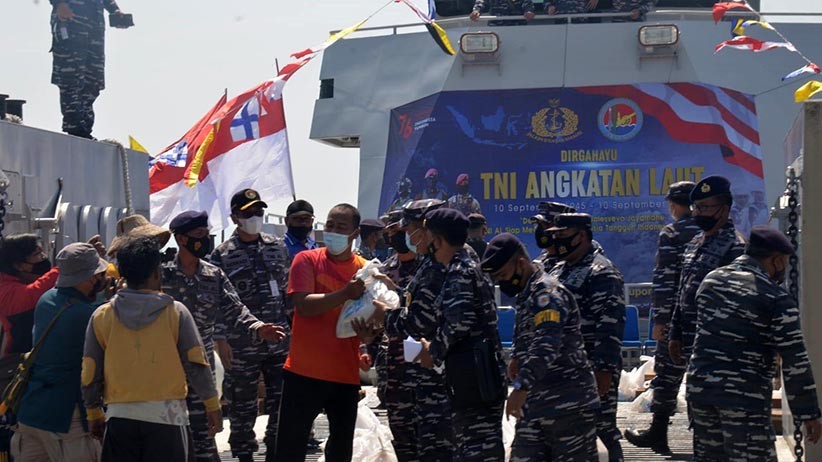 HUT ke-76, TNI AL Bagikan Sembako untuk Nelayan Madura - Bagian 3