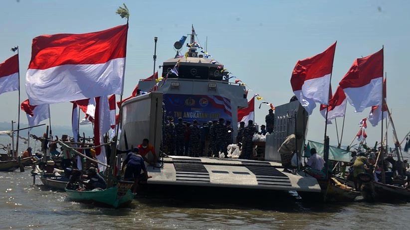 HUT ke-76, TNI AL Bagikan Sembako untuk Nelayan Madura - Bagian 1