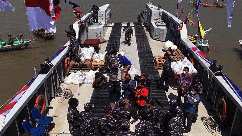 HUT ke-76, TNI AL Bagikan Sembako untuk Nelayan Madura - Bagian 2