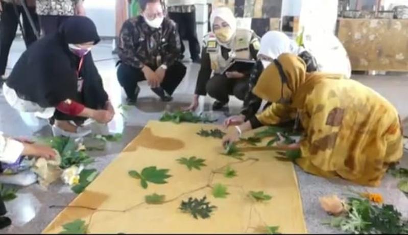 title Pandemi Covid, Emak-emak di Banyumas Bikin Batik Ecoprint Beromzet Belasan Juta Rupiah Pandemi Covid, Emak-emak di Banyumas Bikin Batik Ecoprint Beromzet Belasan Juta Rupiah