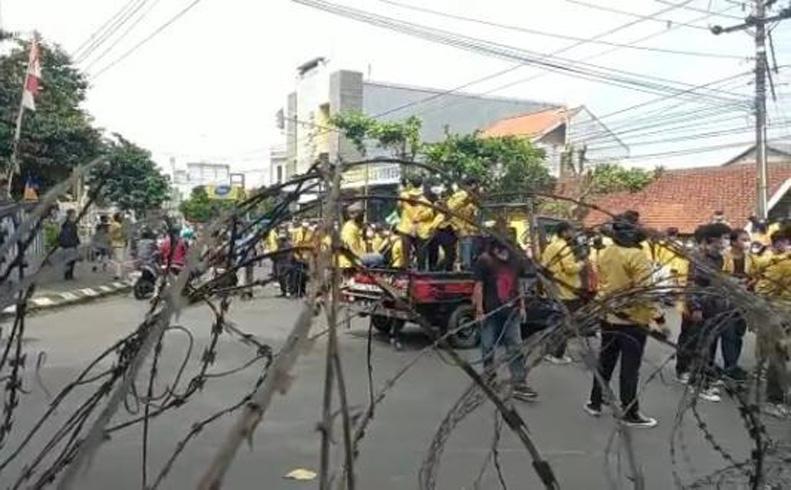title Pengukuhan Jaksa Agung Diwarnai Demo Ratusan Mahasiswa Unsoed Pengukuhan Jaksa Agung Diwarnai Demo Ratusan Mahasiswa Unsoed