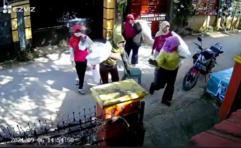 title Viral Emak-Emak Pemulung Jarah Rumah Warga, Diminta Buat Surat Pernyataan Viral Emak-Emak Pemulung Jarah Rumah Warga, Diminta Buat Surat Pernyataan