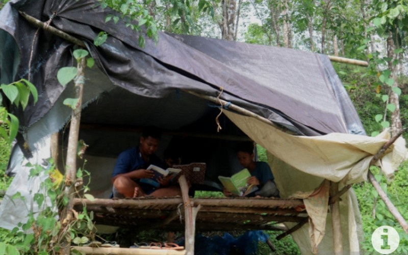 Pelajar Tapin Cari Sinyal di Atas Bukit Demi Sekolah Online