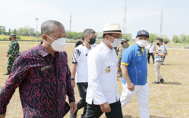 Ridwan Kamil Semangati Tim Sepak Bola dan Voli Pantai PON Papua di Indramayu