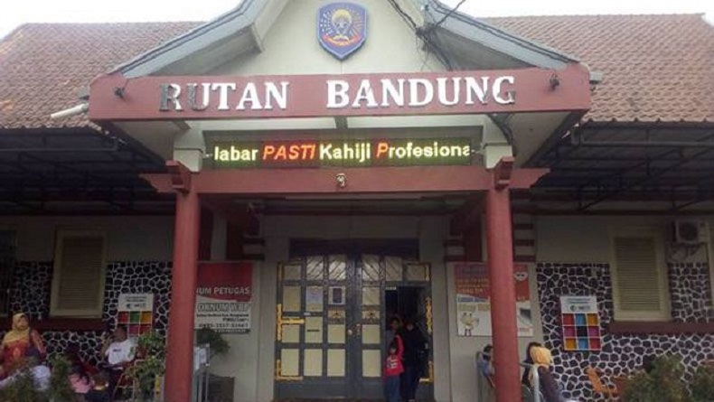 title Pemerkosaan 12 Santriwati, Ustaz HW 2 Bulan 12 Hari di Rutan Kebonwaru Bandung Pemerkosaan 12 Santriwati, Ustaz HW 2 Bulan 12 Hari di Rutan Kebonwaru Bandung