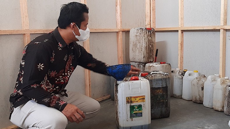 title Warga di Banyumas Ini Giatkan Sedekah Jelantah untuk Bantu Keluarga Terkena Covid-19 Warga di Banyumas Ini Giatkan Sedekah Jelantah untuk Bantu Keluarga Terkena Covid-19