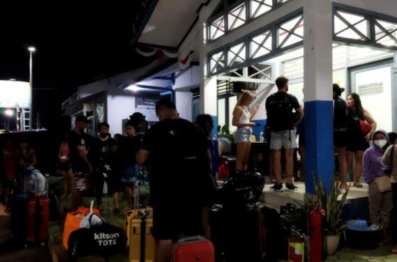 title Dramatis, Evakuasi Puluhan Wisatawan Korban Kapal Terbakar di Labuan Bajo Dramatis, Evakuasi Puluhan Wisatawan Korban Kapal Terbakar di Labuan Bajo