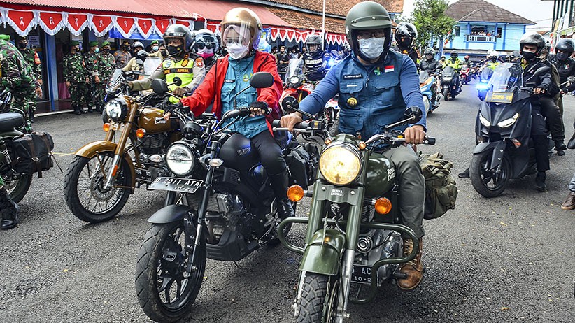 Naik Motor, Ridwan Kamil dan Atalia Praratya Safari Vaksinasi di Jabar Selatan - Bagian 1