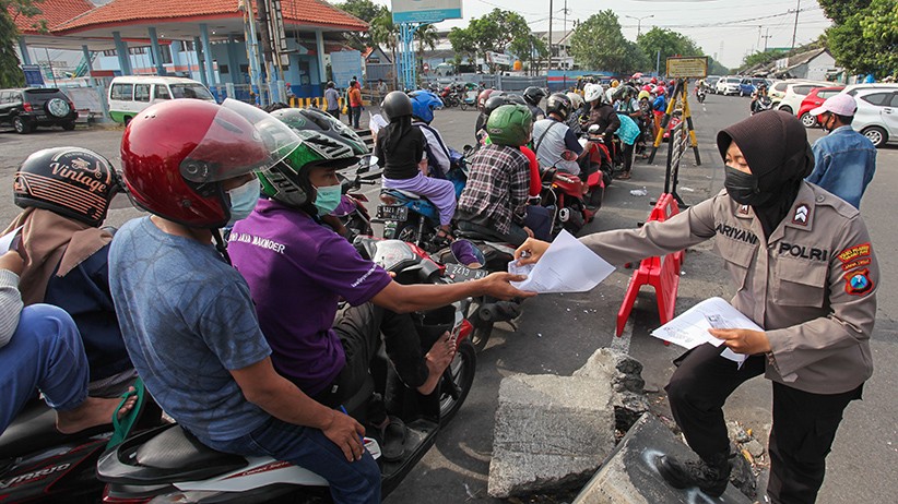 Antre Panjang, Warga Antusias Ikuti Vaksinasi di Polres Pelabuhan Tanjung Perak - Bagian 1