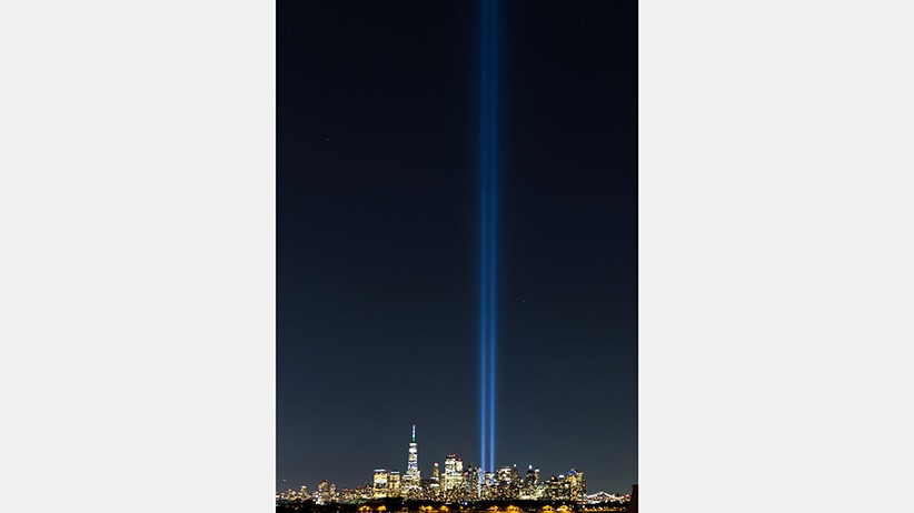 20 Tahun Serangan 11 September, Lampu Menjulang Tinggi di Bekas Menara Kembar WTC - Bagian 4