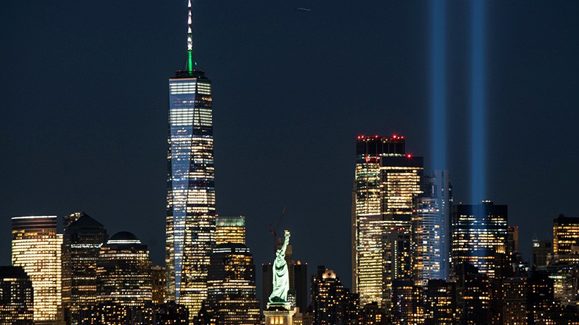 20 Tahun Serangan 11 September, Lampu Menjulang Tinggi di Bekas Menara Kembar WTC - Bagian 3