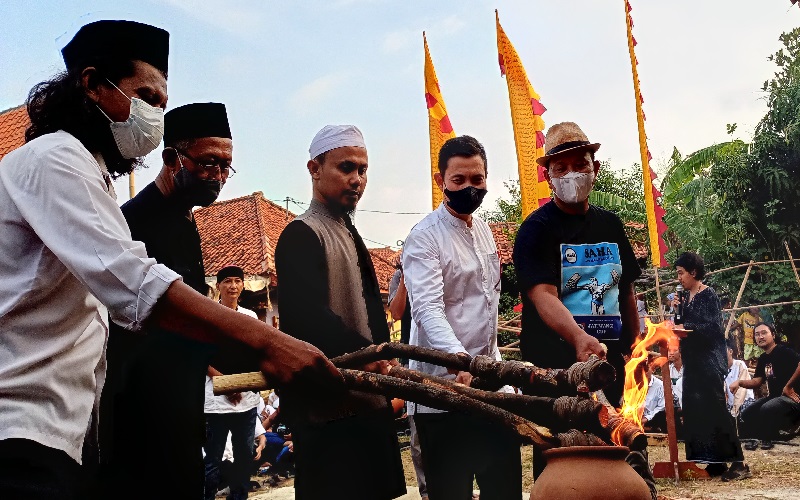 title Jelang Rampak Genteng Jatiwangi Majalengka, Penyelenggara Bakar Jamaah Jelang Rampak Genteng Jatiwangi Majalengka, Penyelenggara Bakar Jamaah