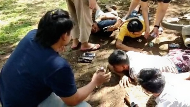 title Asyik Pesta Sabu di Kebun Sawit, 5 Bandar dan Pemakai Narkoba Ditangkap Polisi Asyik Pesta Sabu di Kebun Sawit, 5 Bandar dan Pemakai Narkoba Ditangkap Polisi