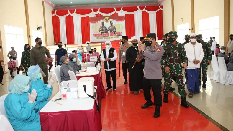 Tinjau Vaksinasi 114 Titik di Jatim, Kapolri-Panglima TNI Optimistis Target Tercapai