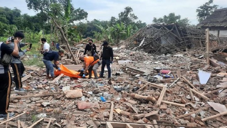 title Ledakan di Pasuruan Tewaskan Ayah dan Anak, Tim Gegana Sisir TKP Ledakan di Pasuruan Tewaskan Ayah dan Anak, Tim Gegana Sisir TKP