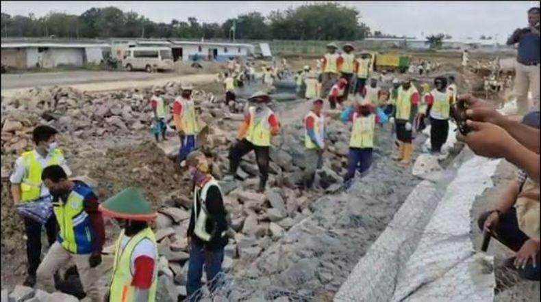 Ratusan Warga Blora Senang Ikut Proyek Padat Karya di Bandara Ngloram 