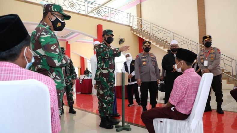 Panglima TNI dan Kapolri Cek Vaksinasi di Kampus Cor Jesu Malang serta Ponpes An Nur 2
