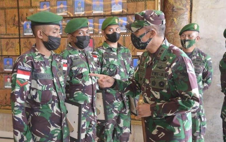 Tangkap KKB Tanpa Sebutir Peluru, 10 Prajurit TNI Raih Penghargaan Pangdam Cenderawasih