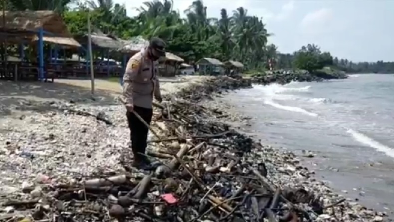 Tumpahan Minyak Hitam Penuhi Bibir Pantai di Lampung Selatan, Diduga Limbah