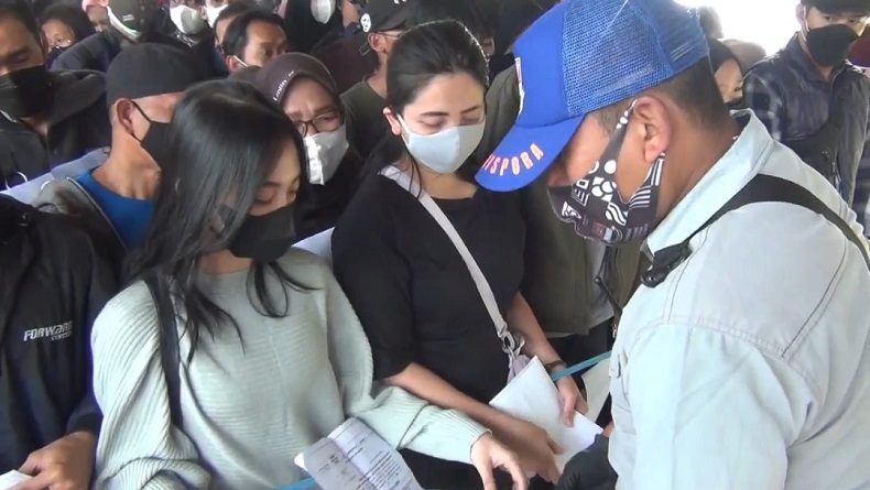 Polres Cimahi Gelar Vaksinasi Warga 4 Desa di KBB, Gadis Cantik Ikut Desak-desakan