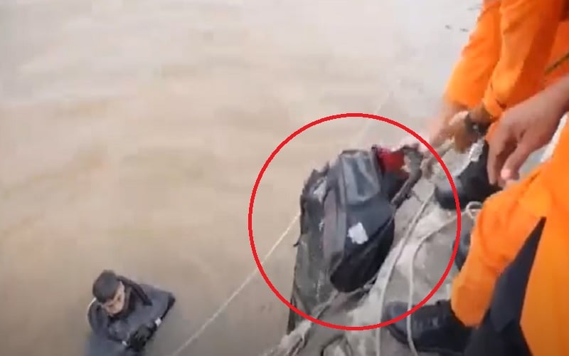 Tim SAR Temukan Dua Tas Diduga Milik Penumpang Truk Fuso Tercebur di Sungai Barito