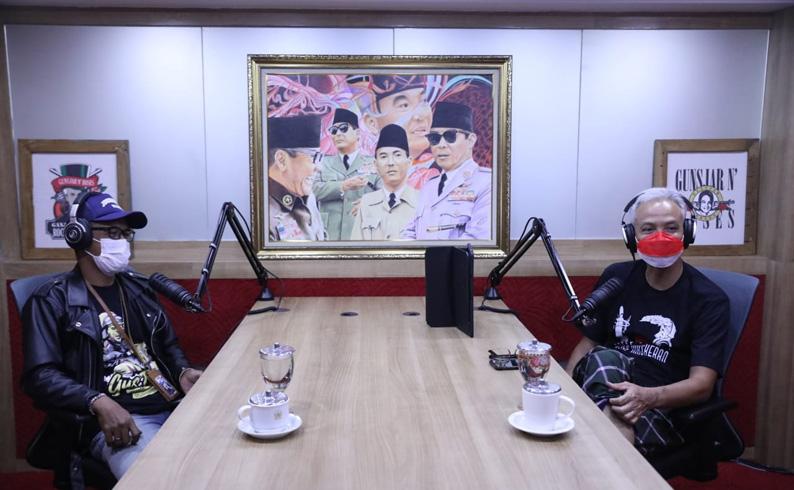 Ganjar Jadi Penyiar Radio, Pendengar Minta Tips Cara Nembak Cewek hingga Aduan Pungli