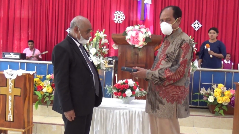 Gerkindo Bagikan Ratusan Alkitab ke Gereja Kupang NTT