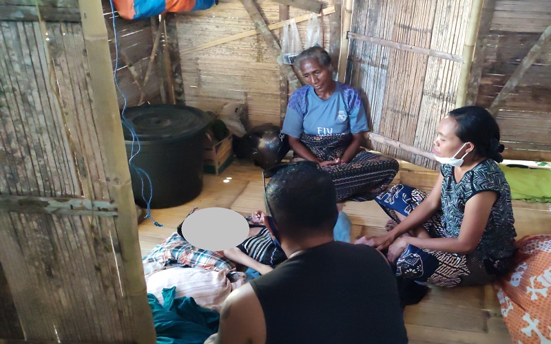 Kisah Ibu Penenun Sarung Hidup di Kebun dengan 3 Anak Gizi Buruk dan Cacat