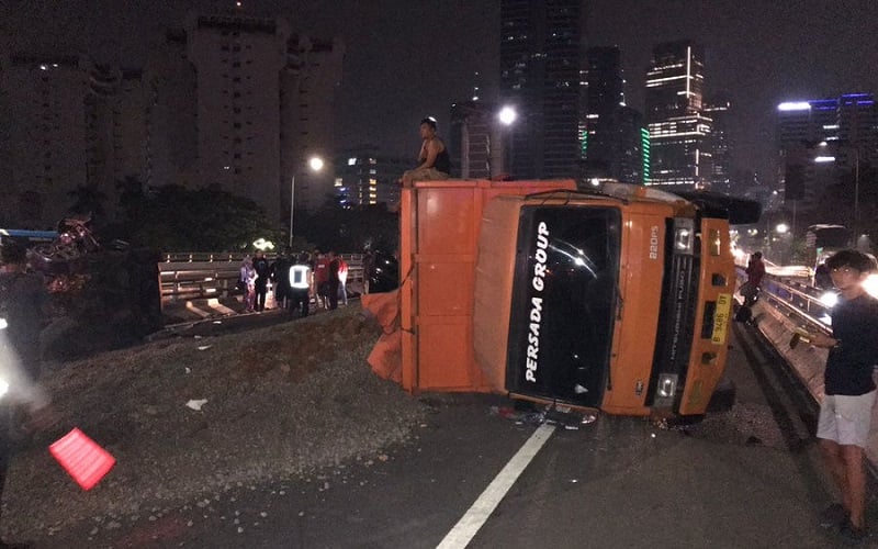 Dua Kecelakaan Truk Di Tol Dalam Kota Minggu Dini Hari, Ada Korban Jiwa