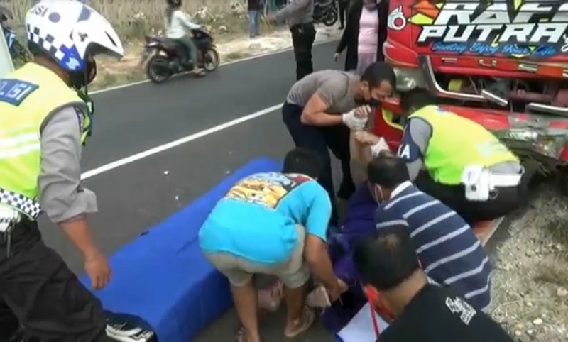 Ngeri, Perempuan Pemotor Ini Ditabrak Truk dan Terseret hingga 20 Meter 