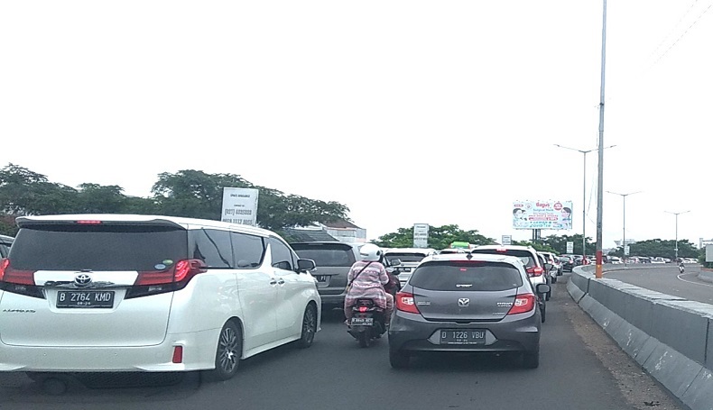 Mobil Luar Kota Membeludak di Sentra Oleh-oleh, Flyover Pasopati Bandung Macet Parah