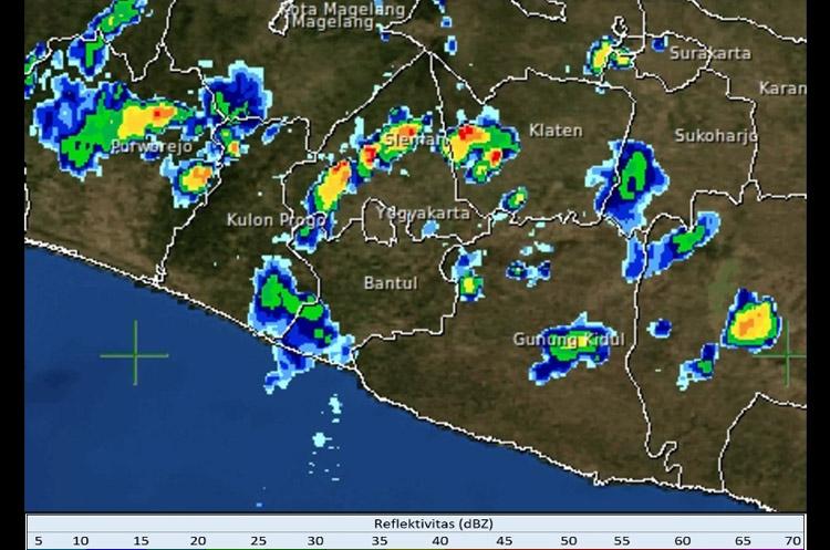 Awas, Wilayah DIY Sore ini Diguyur Hujan Deras dan Angin Kencang 
