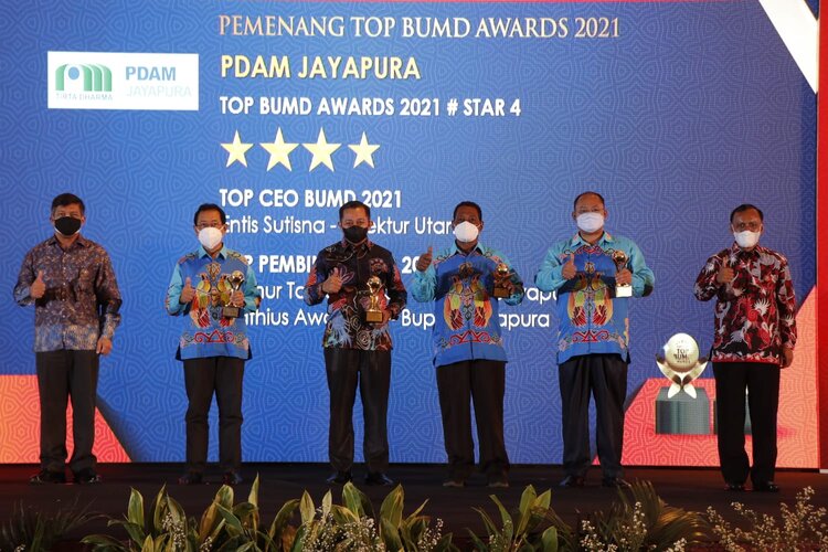 Bupati Jayapura Mathius Awoitauw Terima Penghargaan TOP BUMD Awards 2021