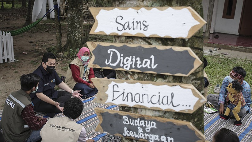 Potret Erick Thohir Berikan 25 Taman Bacaan dan Cek Wisata Taman Tebing Koja - Bagian 2