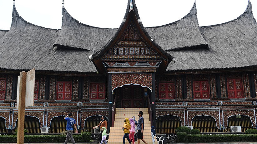Taman Reptil TMII Dibuka, Pengunjung Bisa Berfoto dengan Ular Piton Albino  - Bagian 3