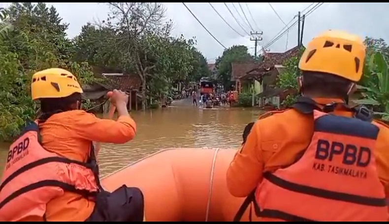 Sungai Cilangla Tasikmalaya Meluap, Ratusan Rumah Warga Terendam hingga 1 Meter