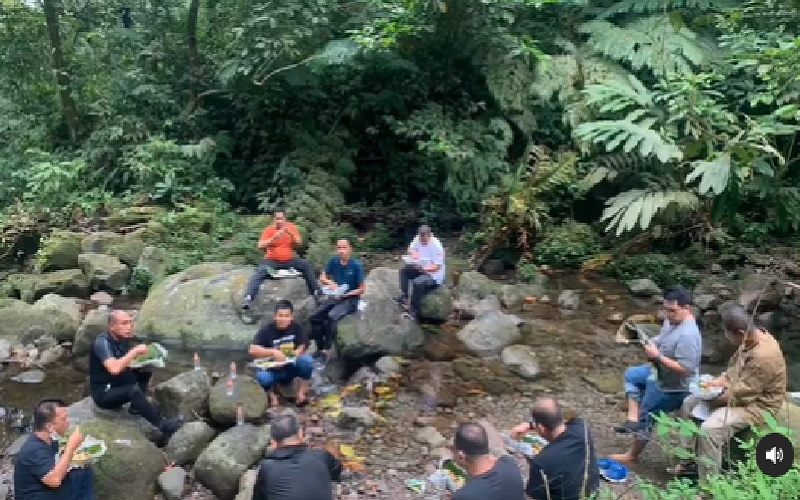 Potret Edy Rahmayadi Makan Nasi Bungkus saat Jelajahi Tuntungan